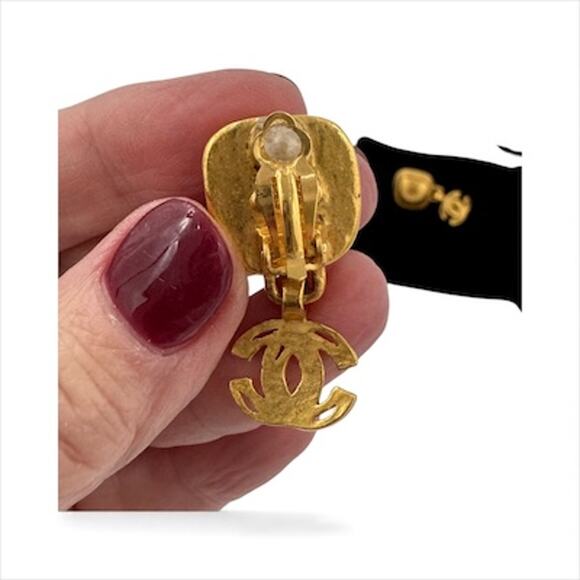 CCJ10: Vintage, gold-toned Chanel clip-on earrings, with COA - Picture 2 of 5